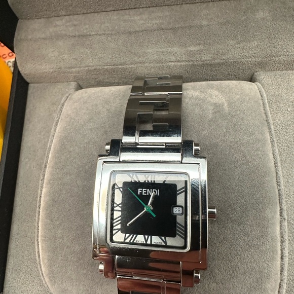 Fendi Silver and Black dial 30mm - Picture 2 of 9